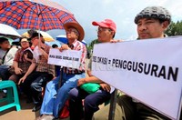 Para jemaat membawa berbagai pamflet bernada protes.