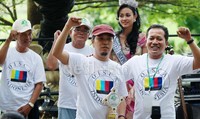 Noe 'Letto' (bertopi coklat) bersama Ketua Umum Organization For Industrial Spritual and Cultural Advancemment (OISCA) Indonesia, Ferry Juliantono (kanan) saat penutupan kampanye kelestarian lingkungan bertema  Gerakan Muda Cinta Lingkungan dan Cinta Kampung Halaman Rumah Kita .