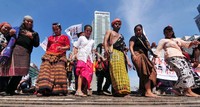 Aksi mendukung RUU Masyarakat Adat tersebut dengan memakai atribut dan seragam adat dari berbagai daerah.