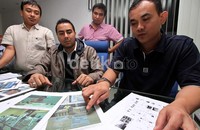 (Kiri ke kanan) Pengurus Persaudaraan Pena Achmad Suhawi, Ketua DPP KNPI Bidang Narkoba yang juga Ketua Umum Konfederasi Pemuda Mandiri Indonesia (KPMI) Nofel Saleh Hilabi, GM Warga Jaya Indonesia (GMWJI) Chaerul, Gerakan Muda Kasih Bangsa (GMKB) Jhonson serta 33 Pimpinan Organisasi Kemasyarakatan Pemuda (OKP) Tingkat Nasional menunjukkan berbagai foto barang bukti narkoba yang disita kepolisian.