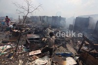 Menurut saksi-saksi, asal kebakaran akibat kompor meledak dan menyambar ke pemukiman padat tersebut.