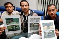 Ketua DPP KNPI Bidang Narkoba Nofel Saleh Hilabi (tengah) menunjukan berbagai bukti barang haram dari sindikat internasional mudah masuk ke Indonesia. Peredaran narkoba di Indonesia sangat memprihatinkan.