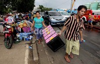 Warga berusaha menyelamatkan barang-barang saat terjadi kebakaran.