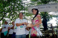Ketua Umum Organization For Industrial Spritual and Cultural Advancemment (OISCA) Indonesia, Ferry Juliantono (kiri) memberikan penghargaan kepada Putri Indonesia Pariwisata 2013, Cok Istri Krisnanda.