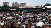 Sebidang tanah kosong dijadikan tempat untuk evakuasi sementara.