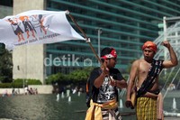 Aksi mendukung RUU Masyarakat Adat dilakukan disela-sela car free day.