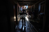 Warga menyelamatkan perabot rumah tangga saat kebakaran di pemukiman padat penduduk Pedongkelan, Jakarta Timur, Minggu (17/3).