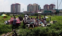 Warga menyelamatkan perabot rumah tangga saat kebakaran di pemukiman padat penduduk Pedongkelan, Jakarta Timur, Minggu (17/3).