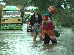 Jalur Alternatif Gresik-Mojokerto Terendam Banjir Setinggi 60 Cm