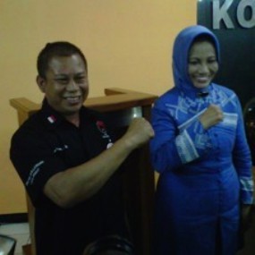 Ayi Resmi Gandeng Istri Dada Rosada Daftar ke KPU Bandung