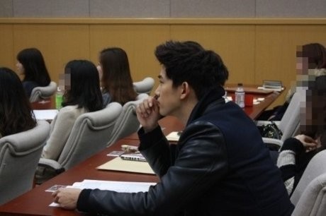 Sibuk, Taecyeon 2PM Tetap Kuliah