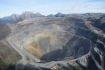 Menjelajah Kawah Tambang Raksasa di Grasberg