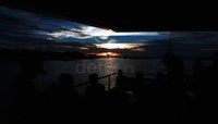  Senja yang romantis disajikan di pantai Benoa membuat para turis betah berlama-lama.