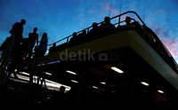  Di Pelabuhan tanjung Benoa terdapat berbagai angkutan kapal yang dapat membawa kita ketengah laut untuk mencari spot terbaik menikmati sunset.