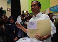 Jokowi mengimbau kepada para pedagang untuk membayar pajak tahunan secara tepat waktu.