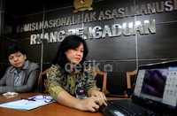 Ketua Komnas HAM Siti Nurlaela (kiri) didampingi anggota Komnas HAM, Siane memaparkan hasil investigasi video korban kekerasan Detasemen Khusus (Densus) 88 Anti Teror di kantor Komnas HAM, Jakarta, Senin (18/3/2013).