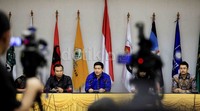 Pengumuman ini diucapkan oleh Ketua KPU Husni Kamil Manik bersama 5 anggota KPU yang lain. Seorang komisioner KPU yakni Hadar Gumay berhalangan hadir karena sedang berada di Korsel.