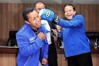 Sekjen PAN Taufik Kurniawan  (kanan) bercanda dengan mantan petinju La Paene Masara (kiri) di kantor PAN, Jakarta. La Paene sempat beraksi di Olimpiade Atlanta 1996 dan Olimpiade Sydney 2000.