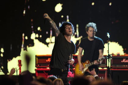 Billie Joe Armstrong Sembuh, Green Day Kembali Manggung