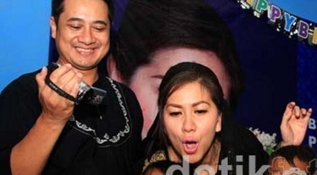 Menyesal Gugat Cerai, Venna Melinda Menangis di Sidang Perdana