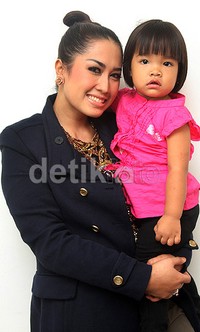 Melinda dan buah hatinya. Gusmun/detikFoto.