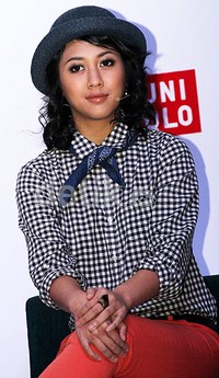 Syal dan topi fedora lengkapi gayanya. Gusmun/detikFoto.