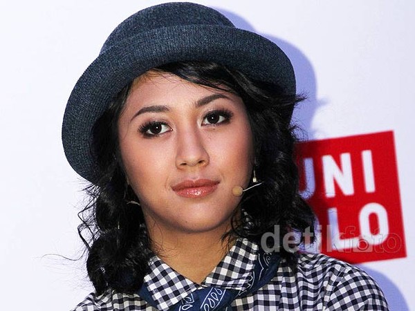 Gaya Preppy Sherina