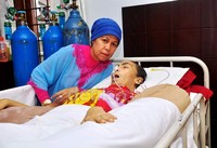 Tata terbaring lemah karena penyakit stroke dan diabetes.