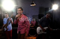 Sang vokalis, Doni tampak lebih kurus.