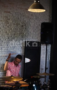 Aksi sang drummer di video klip 'Intim Berdua'.