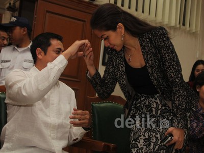 Venna Melinda Cium Tangan Suami di Sidang Cerai