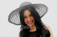 Jessica bergaya dengan topi lebar hitamnya. Gus Mun/detikHOT.