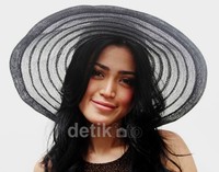 Jessica tersenyum di depan kamera. Gus Mun/detikHOT.