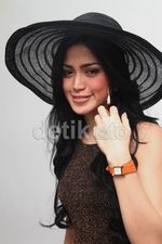 Senyuman Jessica Iskandar Selebar Topinya