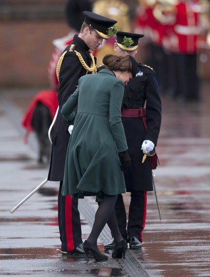 Ups, Sepatu Kate Middleton Nyangkut