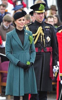 Kate tampil dibalut mantel hijau rancangan Emilia Wickstead. REUTERS/Toby Melville.