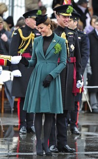 Senyuman tak henti-hentinya merekah di wajah Kate dan William. REUTERS/Toby Melville.
