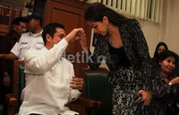 Venna mencium tangan sang suami yang duduk di sebelahnya.