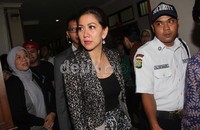 Usai sidang, mata Venna terlihat sembab.