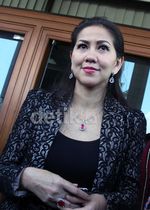 Venna Melinda Cium Tangan Suami di Sidang Cerai