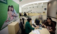 Dilantai dasar, terdapat teller yang melayani nasabah biasa dan prioritas.