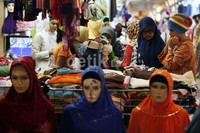 Pembeli memilih pakaian yang akan dibelinya di Pasar Tanah Abang, Jakarta Pusat.