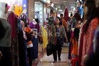 Menurut Asosiasi Pertekstilan Indonesia (API), tekstil dan produk tekstil (TPT) yang ada di pasar domestik sekitar 40 persen merupakan produk lokal dan sisanya sebesar 60 persen dikuasai produk impor.