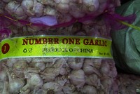 Bawang putih ini berasal dari pengusaha-pengusaha besar yang datang menawarkan bawang putih ini ke pasar induk.