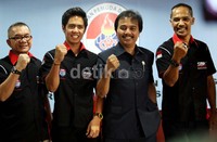 Sebelum berangkat ke Eropa, Ali dengan ditemani ayah dan manajemennya menemui Menteri Pemuda dan Olahraga Roy Suryo di kantornya,  Jl Gerbang Pemuda, Jakarta, Senin (18/3/2013).