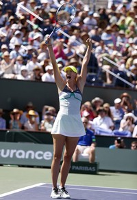 Maria Sharapova merayakan kemenangan usai mengalahkan Caroline Wozniacki dua set langsung 6-2 dan 6-2. Reuters/Danny Moloshok.
