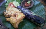 Menyantap Nasi Bakar Nikmat di Taman Mungil yang Asri