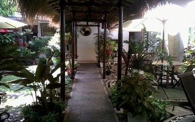 Menyantap Nasi Bakar Nikmat di Taman Mungil yang Asri