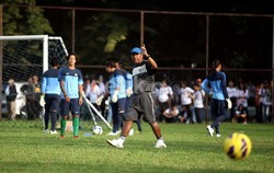 Rahmad Darmawan memimpin latihan timnas Indonesia di Lapangan C Senayan, Jakarta, Senin (18/3/2013).
