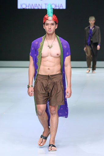 Jakarta, Indonesia - 16 Februari. Ichwan Thoha East Meet West. Indonesia Fashion Week 2013 at Jakarta Convention Center. 16 Februari 2013. Senayan. Jakarta. [Foto: Mohammad Abduh/Wolipop]